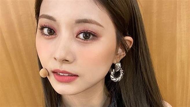子瑜牛仔短裙超显瘦 半蹲秀纤腿成亮点乍现（图／IG@twicetagram）