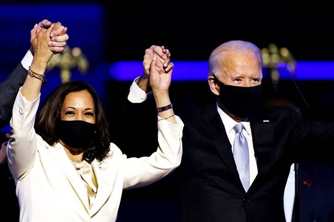 拜登与副手贺锦丽发表胜选后全国演说，呼吁全美团结。（图／美联社）
