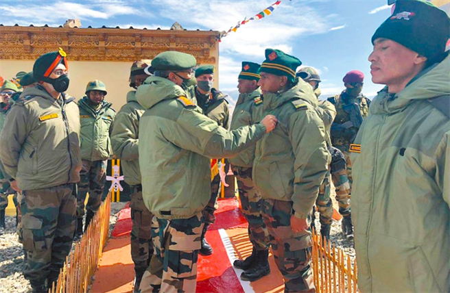 印度军队拉达克东部前线士兵接受将军视察。（取自印度国防部新闻推特）