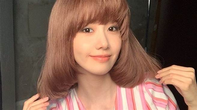 润娥示范私服穿搭 报童帽配格纹衬衫进化甜酷小姐姐（图／IG@yoona__lim）