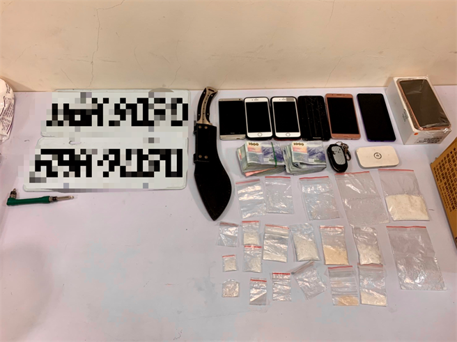 王姓毒品通緝犯，被搜出73公克的安非他命及磅秤、分裝袋等販毒器具，並查扣現金13萬餘元。（翻攝畫面／張穎齊基隆傳真）