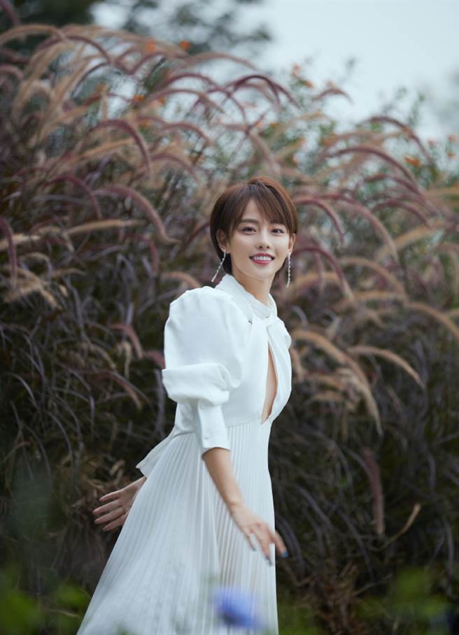 张嘉倪镂空白裙正面透出撩人美肌 大剪短髮清纯度飙高（图／摘自微博@喜欢倪张嘉倪工作室）