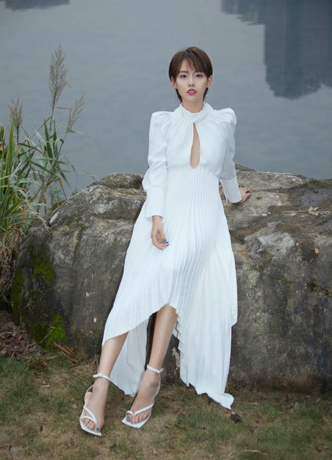 张嘉倪镂空白裙正面透出撩人美肌 大剪短髮清纯度飙高（图／摘自微博@喜欢倪张嘉倪工作室）