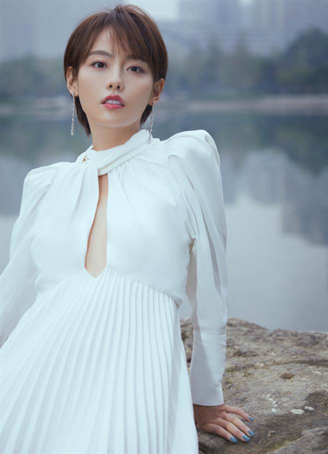 张嘉倪镂空白裙正面透出撩人美肌 大剪短髮清纯度飙高（图／摘自微博@喜欢倪张嘉倪工作室）