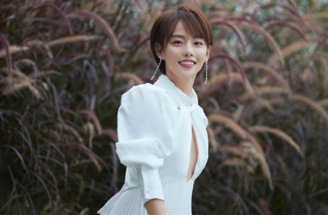 张嘉倪镂空白裙正面透出撩人美肌 大剪短髮清纯度飙高（图／摘自微博@喜欢倪张嘉倪工作室）