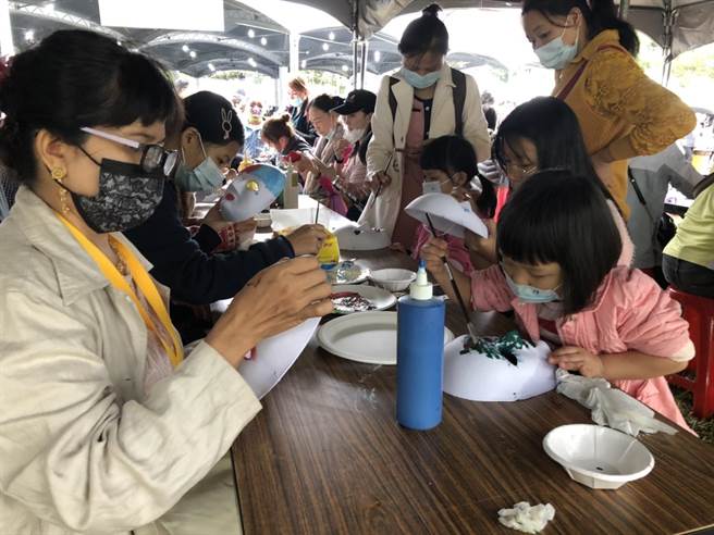 活动现场有各式体验活动，许多民眾报名参加。(李俊淇摄)