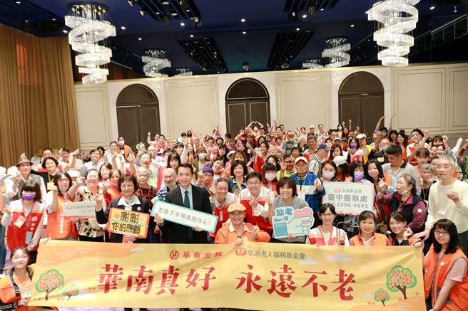 弘道老人基金会日前带长辈们「类出国」到北屯区心之芳庭园区走走逛逛。（翻摄照片／张妍溱台中传真）