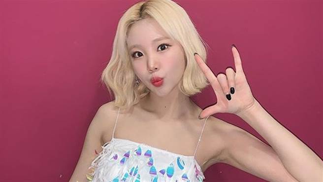 JooE入冬后再耍辣 超短热裤配低筒靴秀纤长神腿（图／IG@j_oo.e_0en）