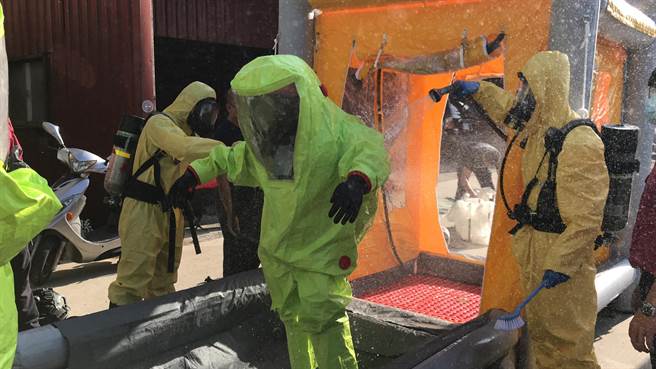 县消防局办理化学灾害抢救基础班，让救灾人员学习化灾器材应用，以保障自身安全。（新竹县消防局提供／罗浚滨新竹传真）　