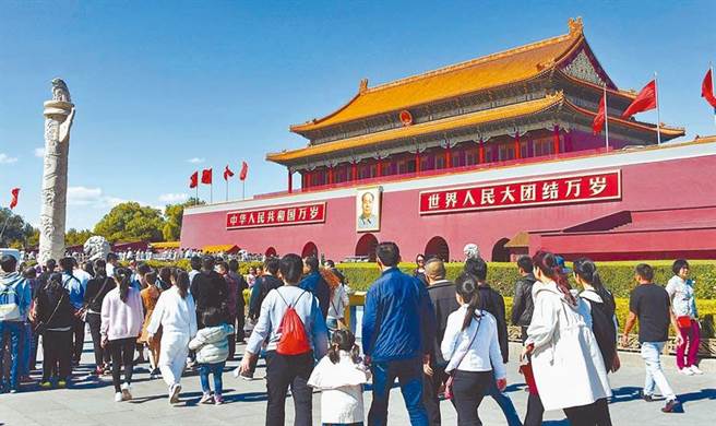 圖為北京天安門城樓前觀光客絡繹不絕。（新華社）