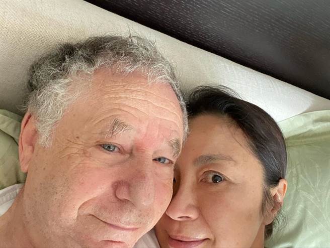 杨紫琼于今(8日)凌晨晒出和男友陶德的居家合照 (图/ 翻摄自IG/michelleyeoh_official)