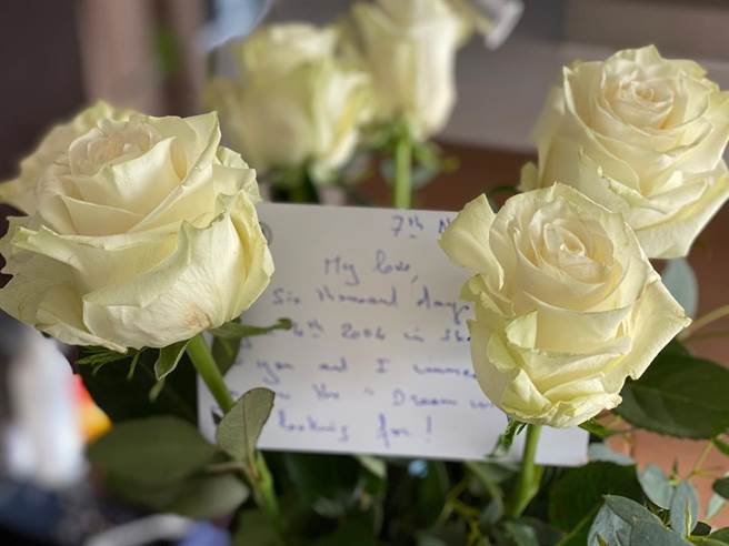 陶德送给杨紫琼的玫瑰与卡片 (图/ 翻摄自IG/ michelleyeoh_official)
