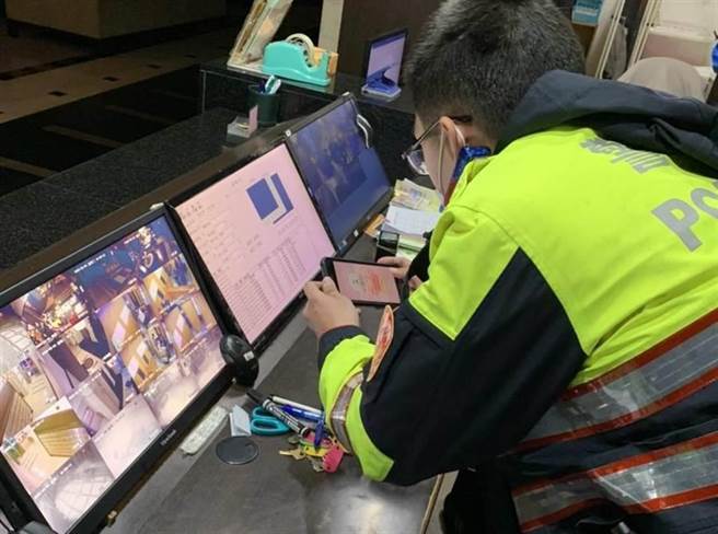 桃园市长郑文灿8日晚间急发文，公布失联检疫者姓名，拜托民眾协助寻找「庄季烨」。图为员警透过监视器掌握居家检疫或隔离对象是否有外出情事。（本报资料照片）