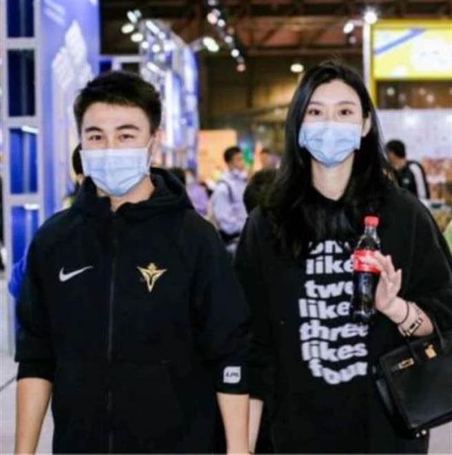 夫妻倆全程黏踢踢。(圖/翻攝自微博)