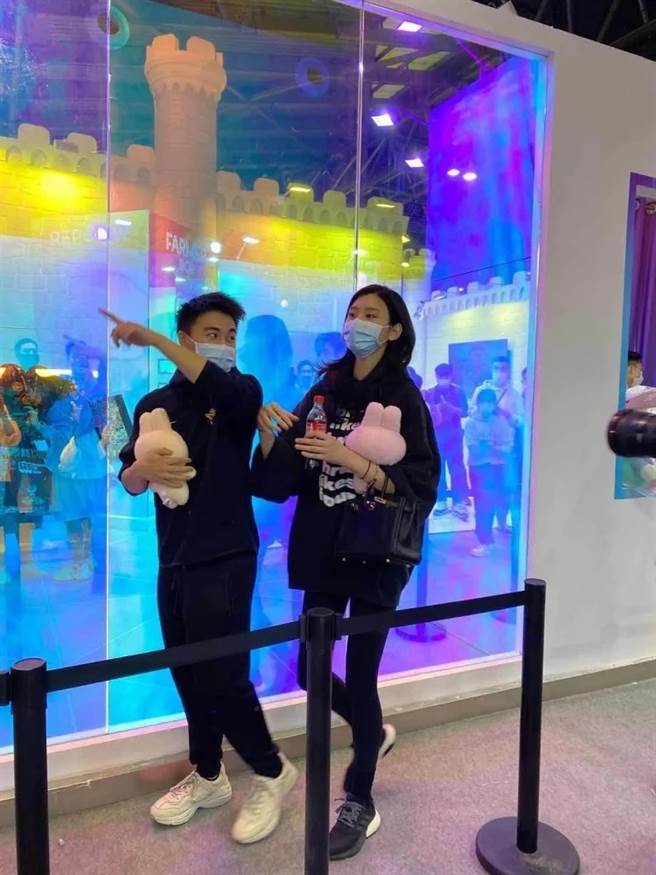 兩人各買了一隻娃娃抱在懷中逛街。(圖/翻攝自微博)