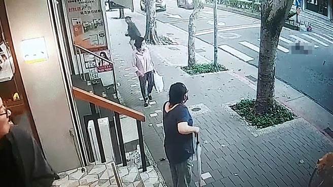 王姓男子被車輾過，路人看了全嚇傻，趕緊報案。（翻攝畫面／胡欣男台北傳真）