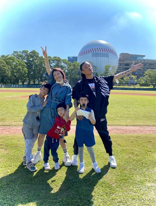 阿Ben和徐小可 一家五口的生活相当幸福 (图/ 翻摄自白吉胜&徐小可 Love 白宫这一家 Pai’s Family)