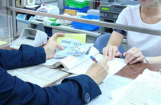 老爸车祸住进长照中心，3个女儿尽心尽力凑安养费，儿子却偷偷领走老爸118万元老本。（示意图，中时资料照）