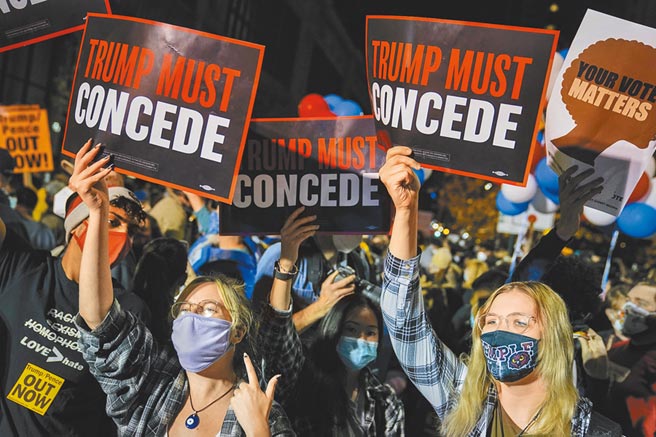 美國選後兩樣情，川普支持者抗議民主黨試圖偷走白宮，拜登支持者眼見距離當選愈來愈近，興奮地在開票所前跳舞。（美聯社）