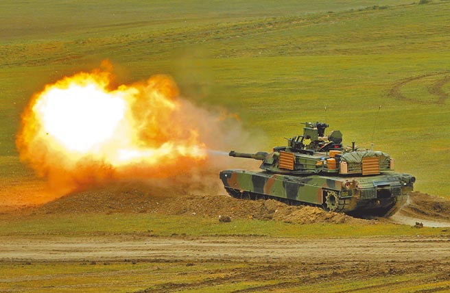 民進黨上台後兩岸關係差，4年來國防費用及美台軍售金額加起來已超過1兆台幣。圖為美擬售台的MlA2坦克。（路透）