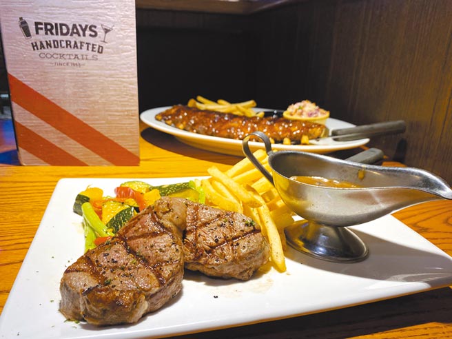 「TGI FRIDAYS」在光棍节推出点任1道整份炭烤猪肋排、就送1份「特制沙朗牛排」之优惠。（TGI FRIDAYS提供）