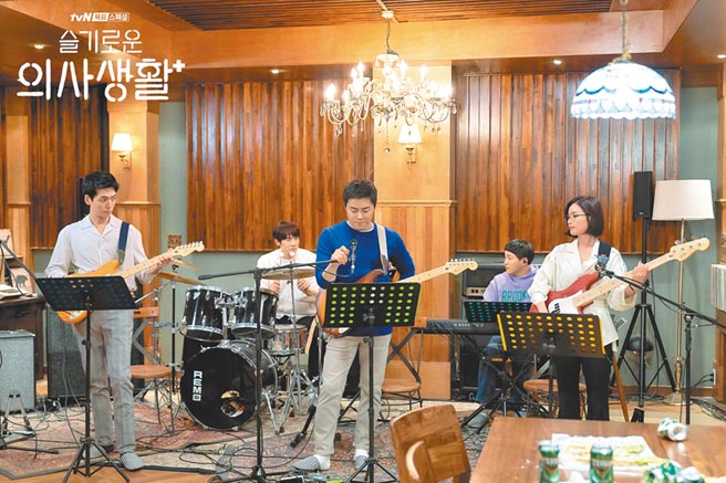 《机智医生生活》剧中医师自组乐团、玩音乐，切合剧情翻唱老歌。（Netflix提供）