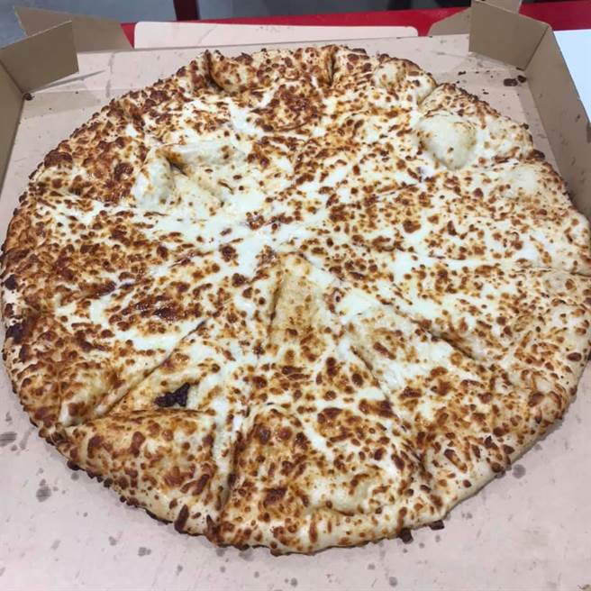 好市多披萨以高「CP值」闻名，一大片18吋披萨只要300元，在各种口味中又以「起司披萨」最特别，必须整盒购买。(摘自Costco好市多 商品经验老实说)