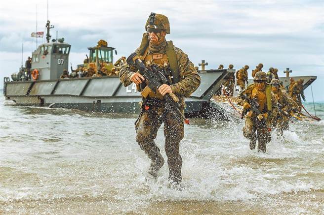 美国海军陆战队在「护卫军刀19」期间，进行模拟两栖攻击。（资料照/取自美国海军官网）