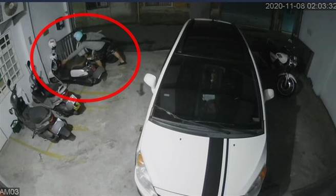 一名女子将口罩放在机车前置物箱，变态男半夜将口罩拿起大吸一口。（图／翻摄自脸书社团 新竹爆料公社）