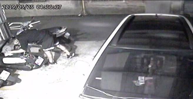 一名女子将口罩放在机车前置物箱，变态男半夜将口罩拿起大吸一口。（图／翻摄自脸书社团 新竹爆料公社）