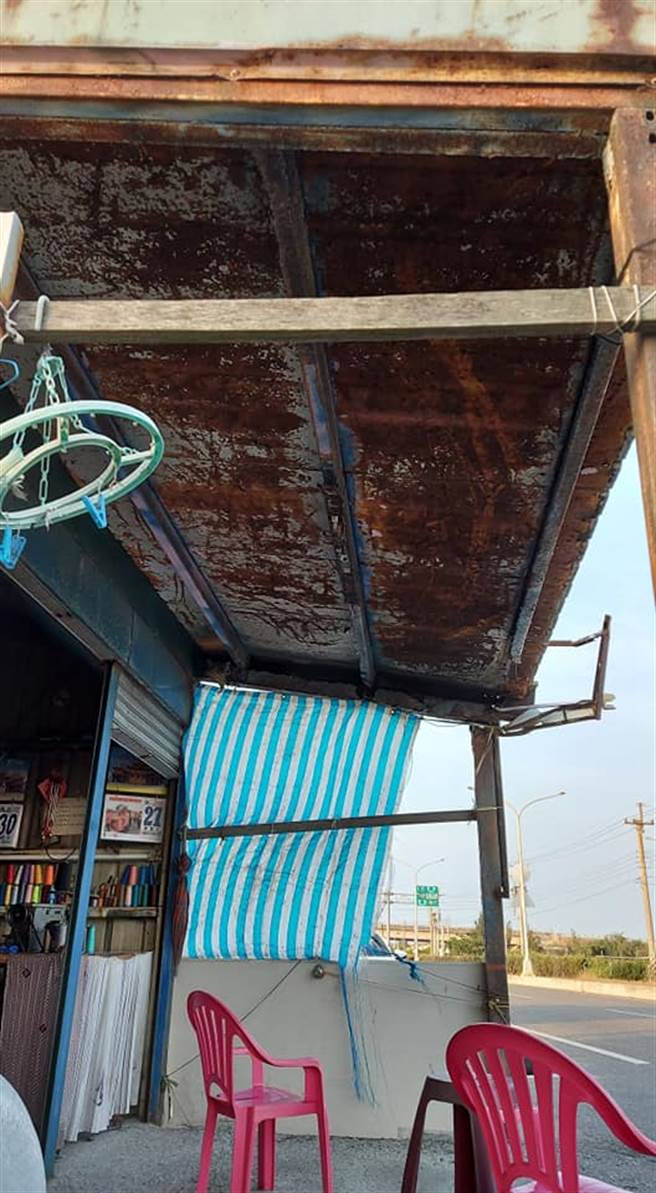 原本居住的房子都生锈而残破不堪，使得碰上下雨天，屋顶就会漏水。（图／翻摄自叶能振脸书）