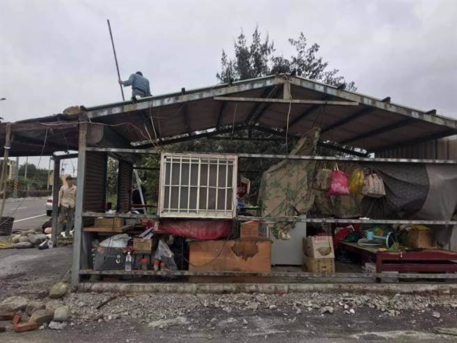 一群义工自发性的至男童家帮忙，许多人自备工具。（图／翻摄自叶振能脸书）