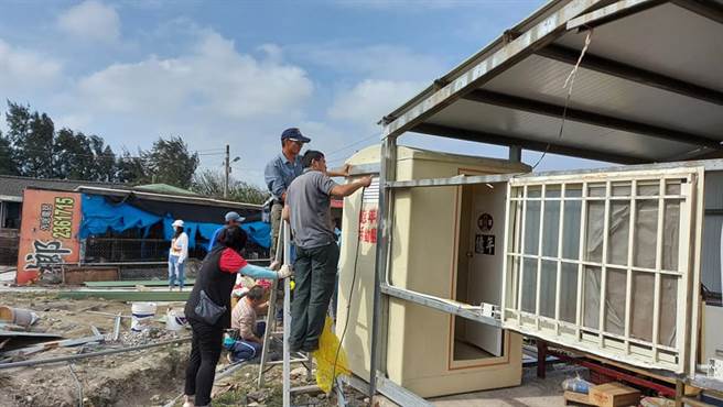 义工们甚至替男童加装了卫浴设备。（图／翻摄自叶振能脸书）