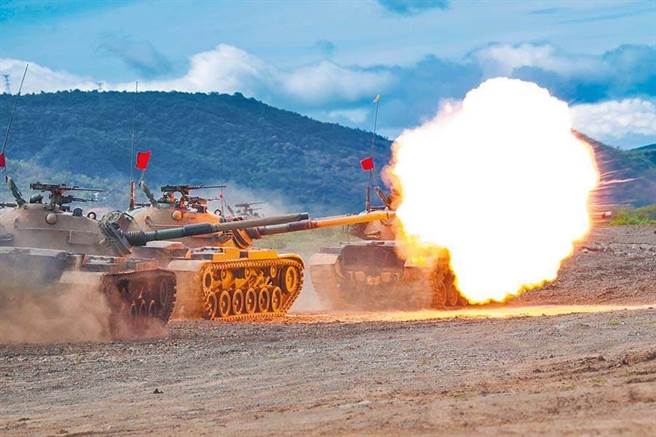 图为去年5月汉光35号演习进行联合滩岸歼敌作战实弹射击。（军闻社）