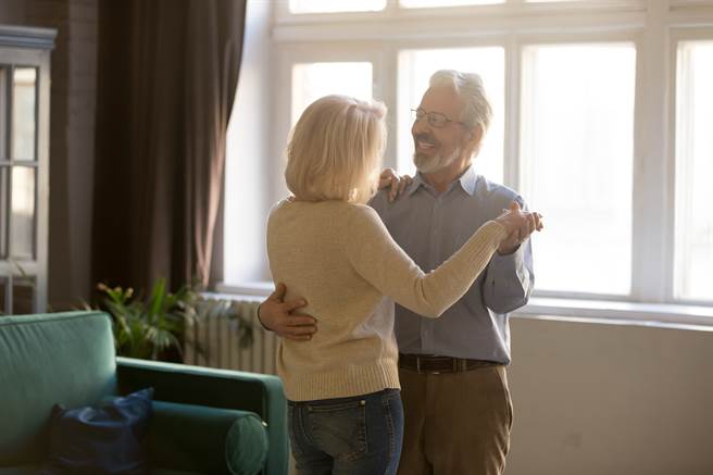一名女網友表示，在婆婆、父親相繼過世後，公公竟問媽媽「要不要在一起」，讓她相當崩潰。（示意圖/達志影像/Shutterstock提供）