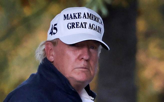 美国总统川普11月7日在主流媒体宣布民主党对手拜登胜选后，返回白宫的神情。（路透）