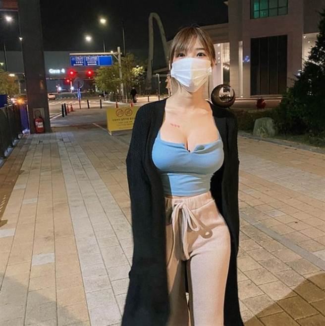Mina戴着口罩，好身材依旧成为万人焦点。（图／IG@ wmookies）