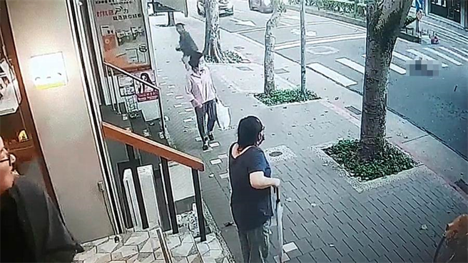 42岁的王姓男子上月15日，为躲避环保局稽查人员，穿越车道时疑似被中央分隔岛绊倒，遭后方休旅车追撞辗毙。(翻摄画面／胡欣男台北传真）