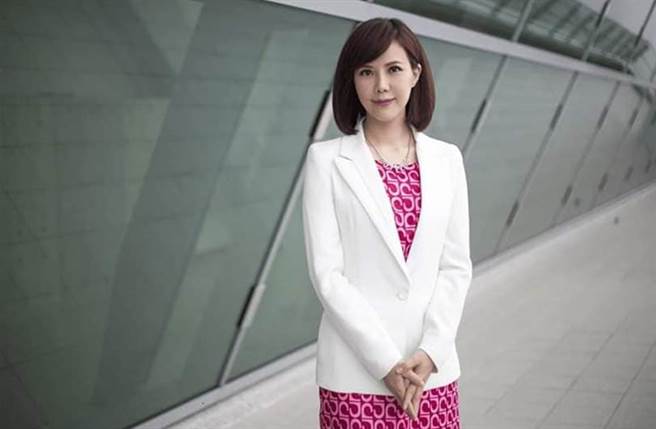 主播李慧芝日前购物滑倒，竟造成右手肘骨折，立刻送医开刀。（图／李慧芝脸书）