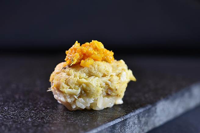 〈寿司芳〉推出季节限定大闸蟹套餐，〈蟹肉蟹膏握寿司〉就是用大闸蟹蟹肉和蟹膏制作。（图／姚舜）