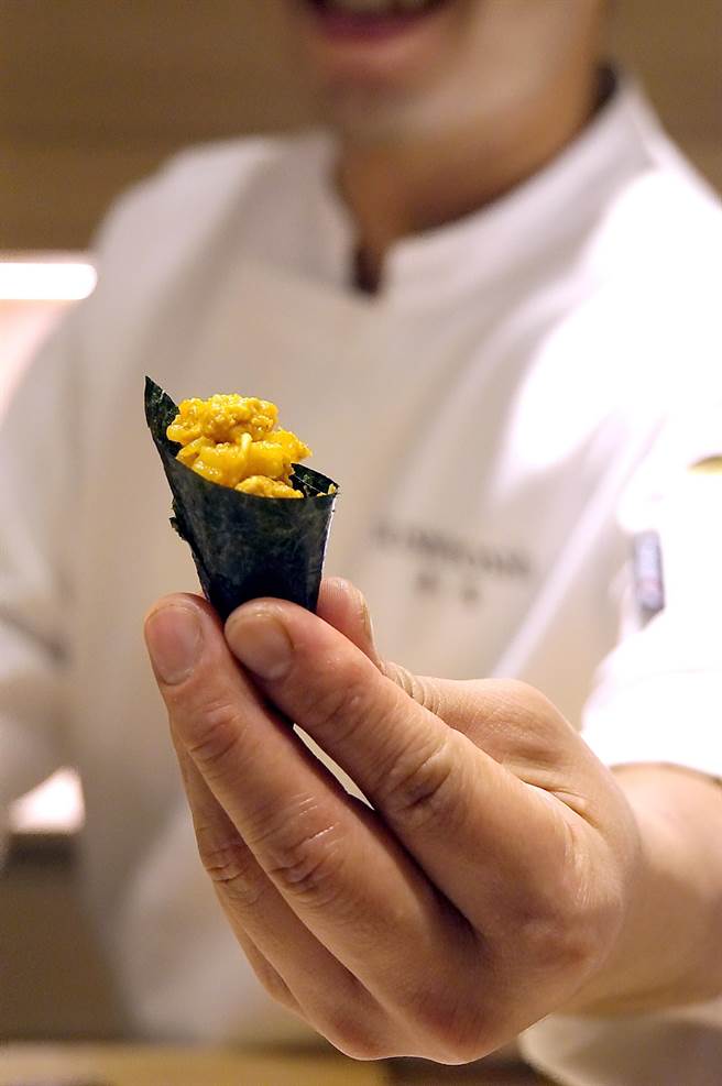 〈寿司芳〉季节限定套餐菜式〈大闸蟹膏手卷〉，是用日本知名丸山海苔包卷大闸蟹膏作馅，味道极鲜。（图／姚舜）