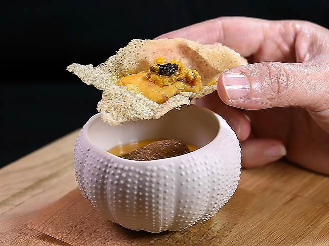 〈海胆松露炒蛋佐大闸蟹膏〉可用汤匙舀着入吃，也可以搭配用寿司米饭作的米饼享用。（图／姚舜）