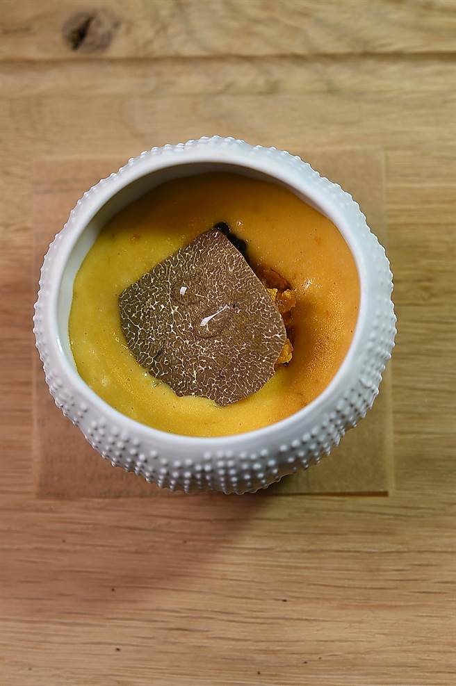 〈海胆松露炒蛋佐大闸蟹膏〉的炒蛋，用了奶油和海胆提味，现刨松露上并滴了太白油添香。（图／姚舜）