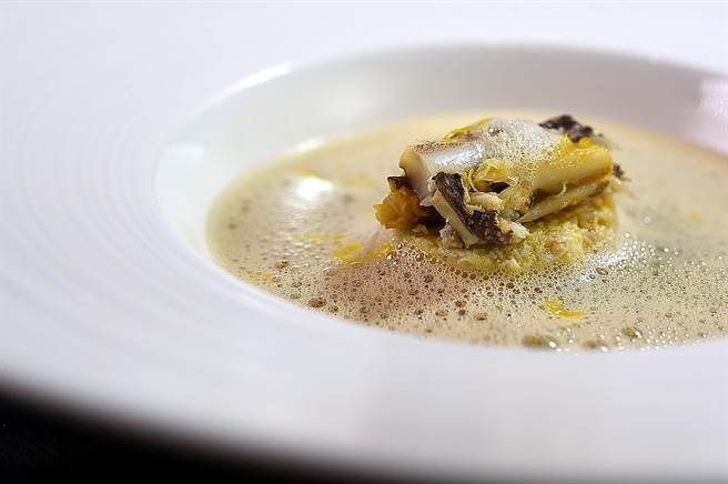 〈大闸蟹肉卡布奇诺浓汤〉的汤头作法类似Bisque龙虾汤作法，将各种蟹壳烤过后与蔬菜一起熬煮4小时，并在表面打出乳沫，搭配手拆大闸蟹肉。（图／姚舜）