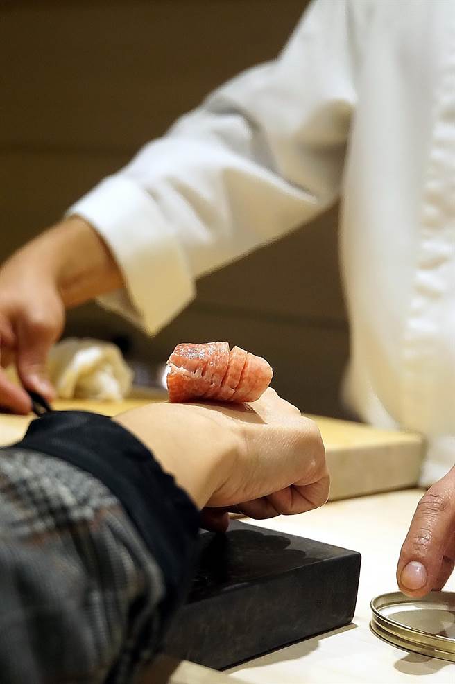 同样是板前料理，〈寿司芳〉不拘泥传统形式，厨师会利用客人手背在上面「料理」。（图／姚舜）