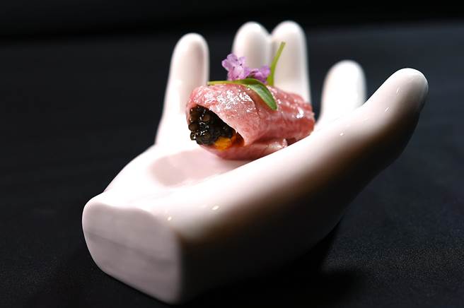 〈鲔鱼大腹佐大闸蟹膏〉除O-Toro和大闸蟹膏外，并另加了法国鱼子酱提鲜。（图／姚舜）