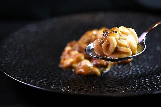 〈麻婆豆腐．鳕鱼白子〉的麻婆豆腐底酱，是用青花鱼加味噌和豆瓣酱熬煮成酱再洒山椒提味，口感如云朵般柔软的鳕鱼白子经此酱帮衬，传递另类迷人风味。（图／姚舜）