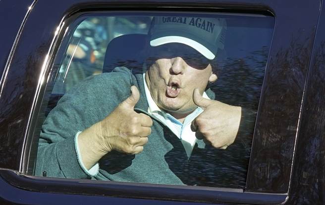 美国总统川普8日在离开维吉尼亚州史特林（Sterling）的川普国家高球俱乐部（Trump National Golf Club）时，竖起双手大拇指，向支持者致意。（美联社）