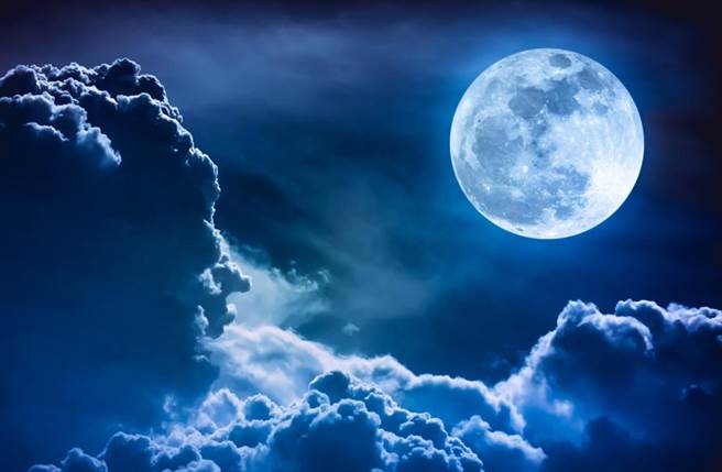 有不少民眾都表示有过「指月亮被割耳朵」的经验，这被视为神秘的乡野传说，但有医师表示，耳裂可能是异位性皮肤炎或湿疹造成。(达志影像/shutterstock提供)