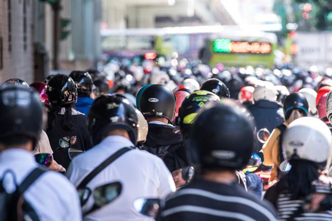 不要以为把机车当作短程交通工具，长时间下来，受到路面颠颇、身体姿势影响，甚至骑车背包包等习惯都会对腰椎造成影响。（图／示意图，达志影像）